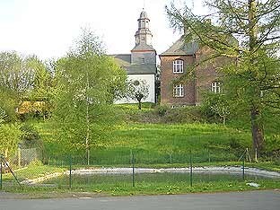 Kirche, Pfarrhaus und Pfarrweiher