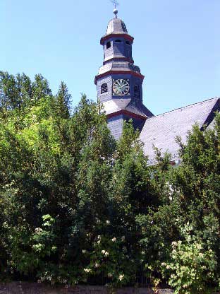 Langenbacher Kirche (vom Brunnenweg aus gesehen) im Juni 2005